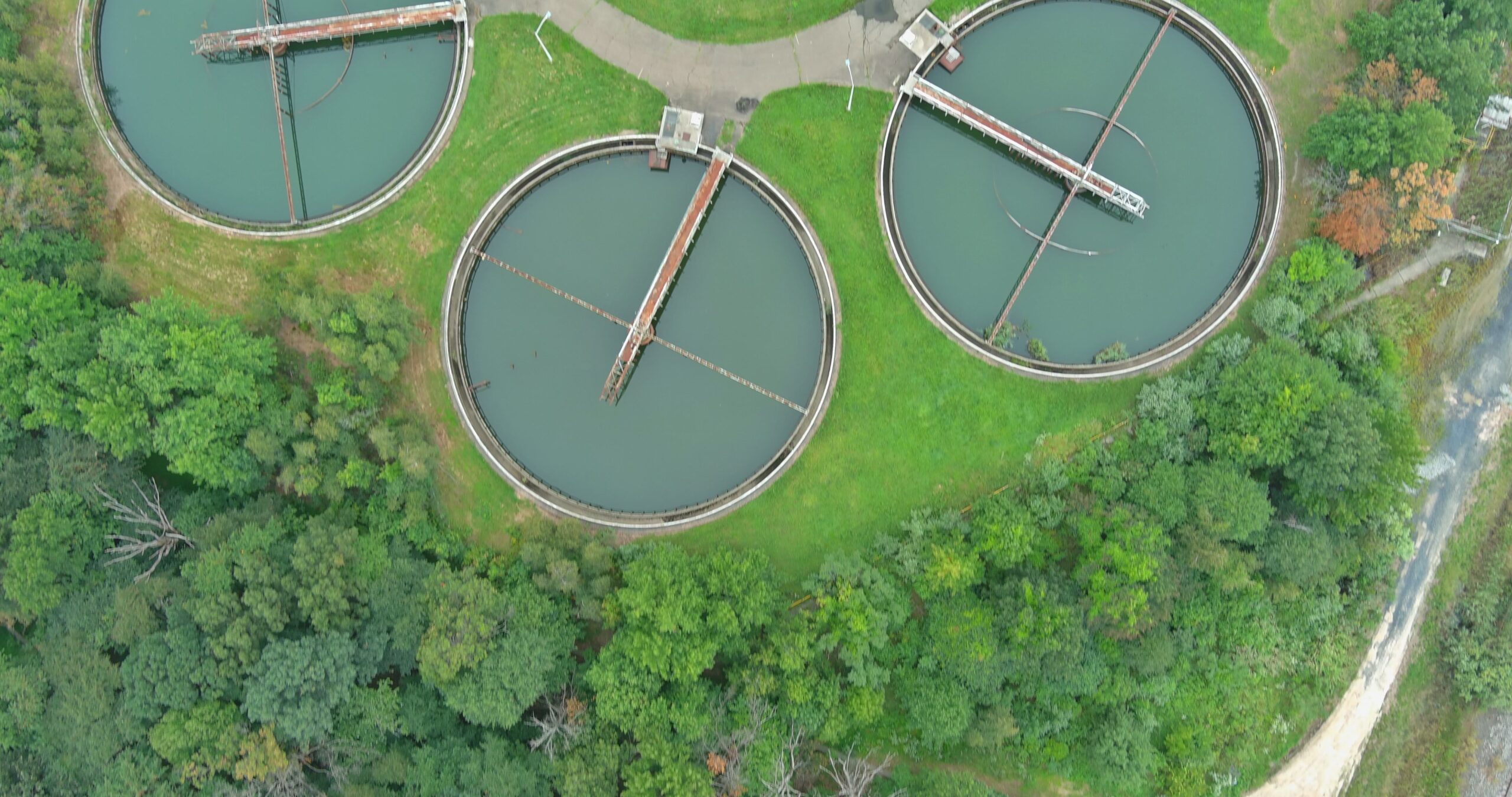 Arıtma tesislerinin yuvarlak çökeltme tankları ile su arıtma tesisleri kanalizasyon arıtma tesisinin havadan panoramik görünümü