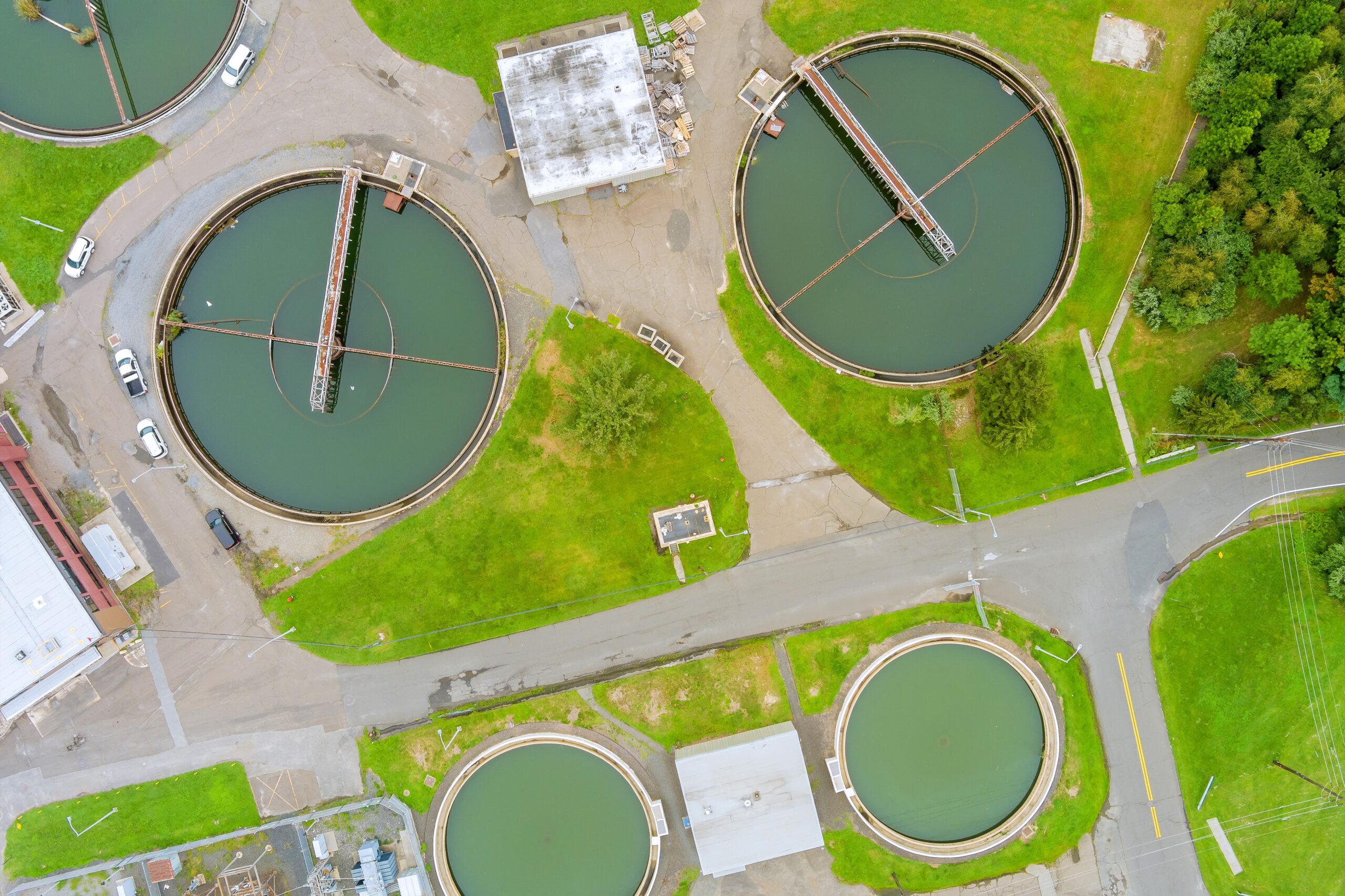 Kanalizasyon arıtma sürecinde havadan görünüm biyolojik arıtma tesisi kanalizasyon suyu havalandırma temizliği
