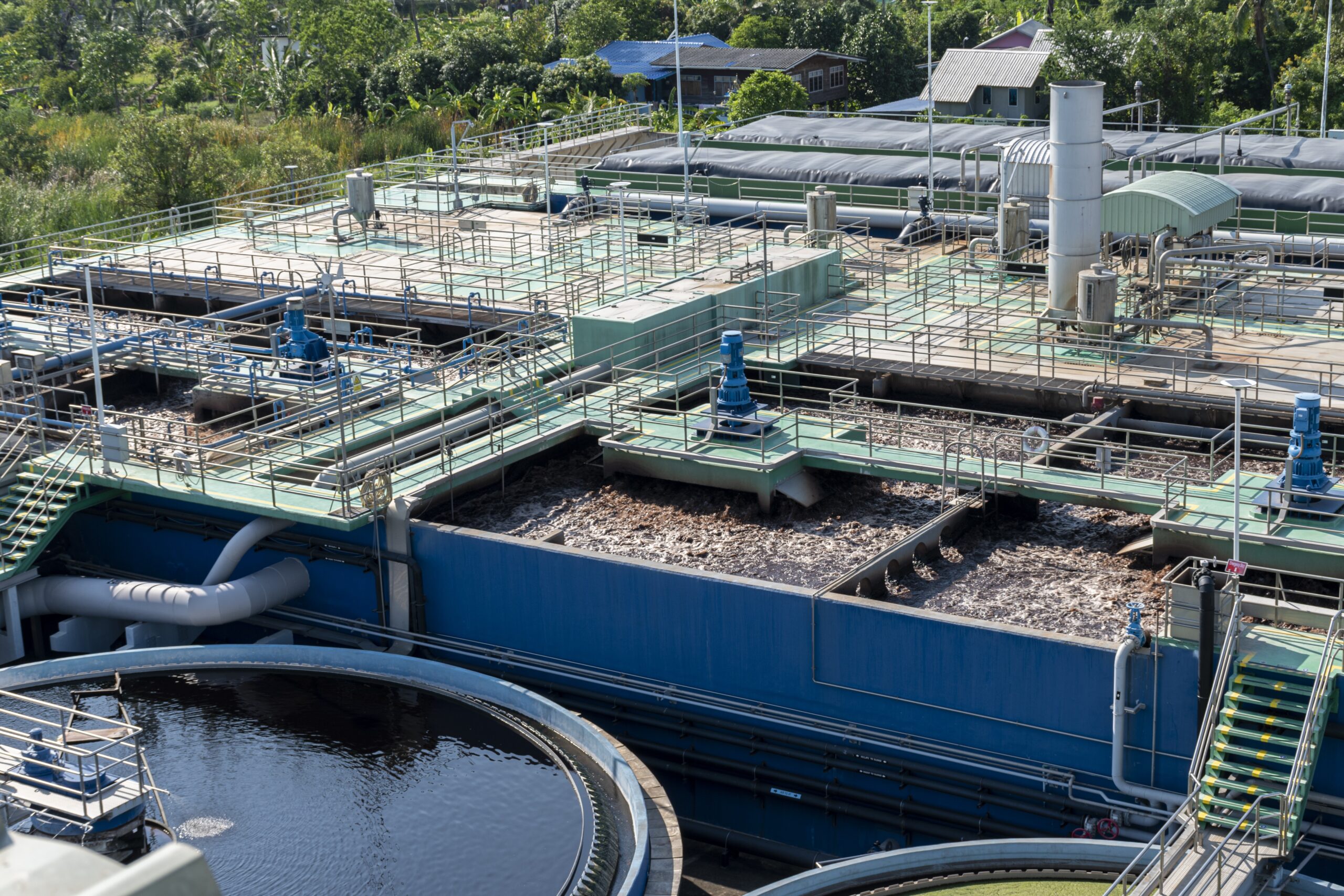 Endüstriyel tesislerden kaynaklanan atık su arıtma havuzları geniş açı fotoğrafı