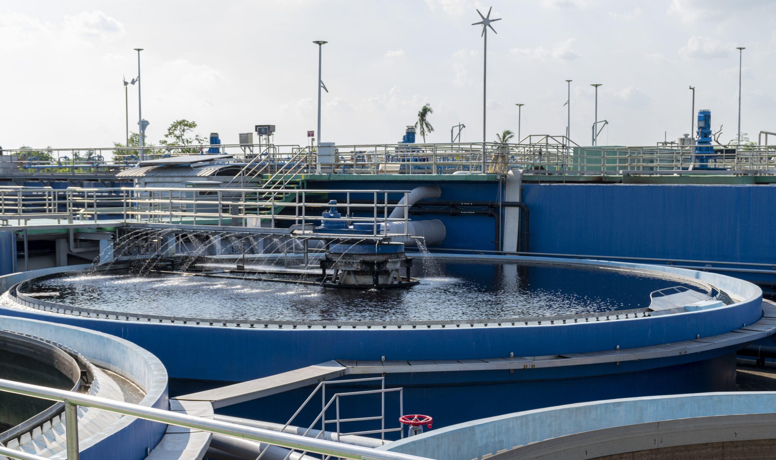 Endüstriyel tesislerden kaynaklanan atık su arıtma havuzları temiz su kimyasal püskürtme