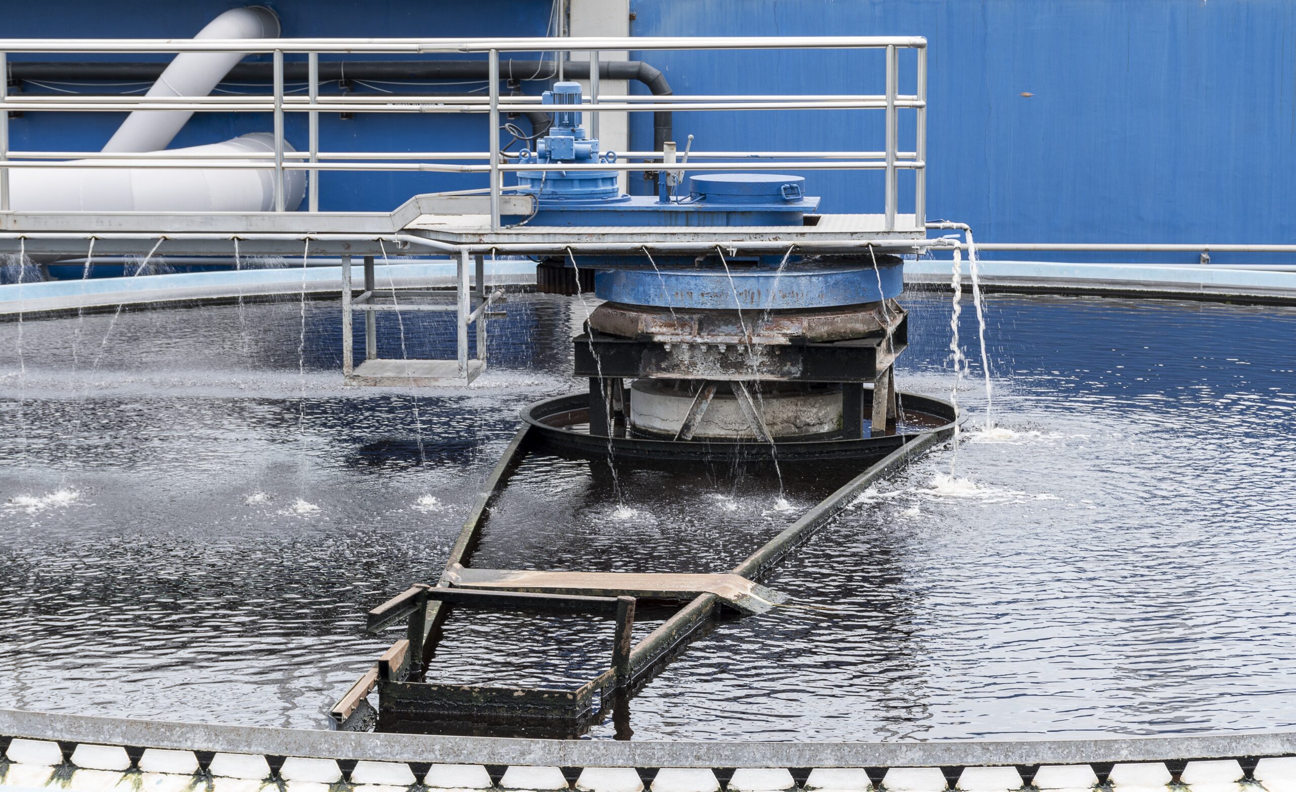 Endüstriyel tesislerden kaynaklanan atık su arıtma havuzları