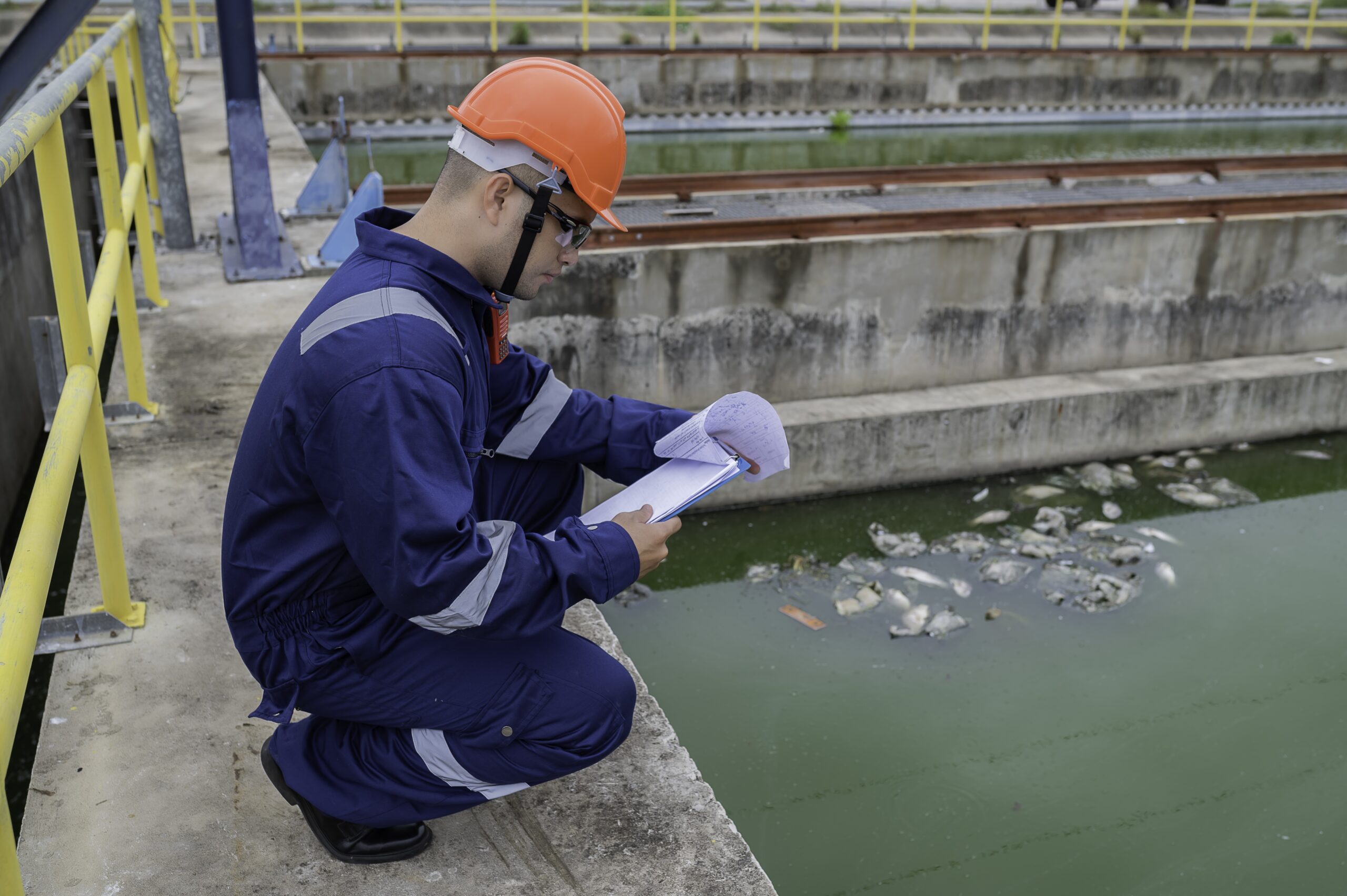 Su tesisi bakım teknisyenleri, makine mühendisleri su arıtma tesisindeki kontrol sistemini kontrol ediyor.