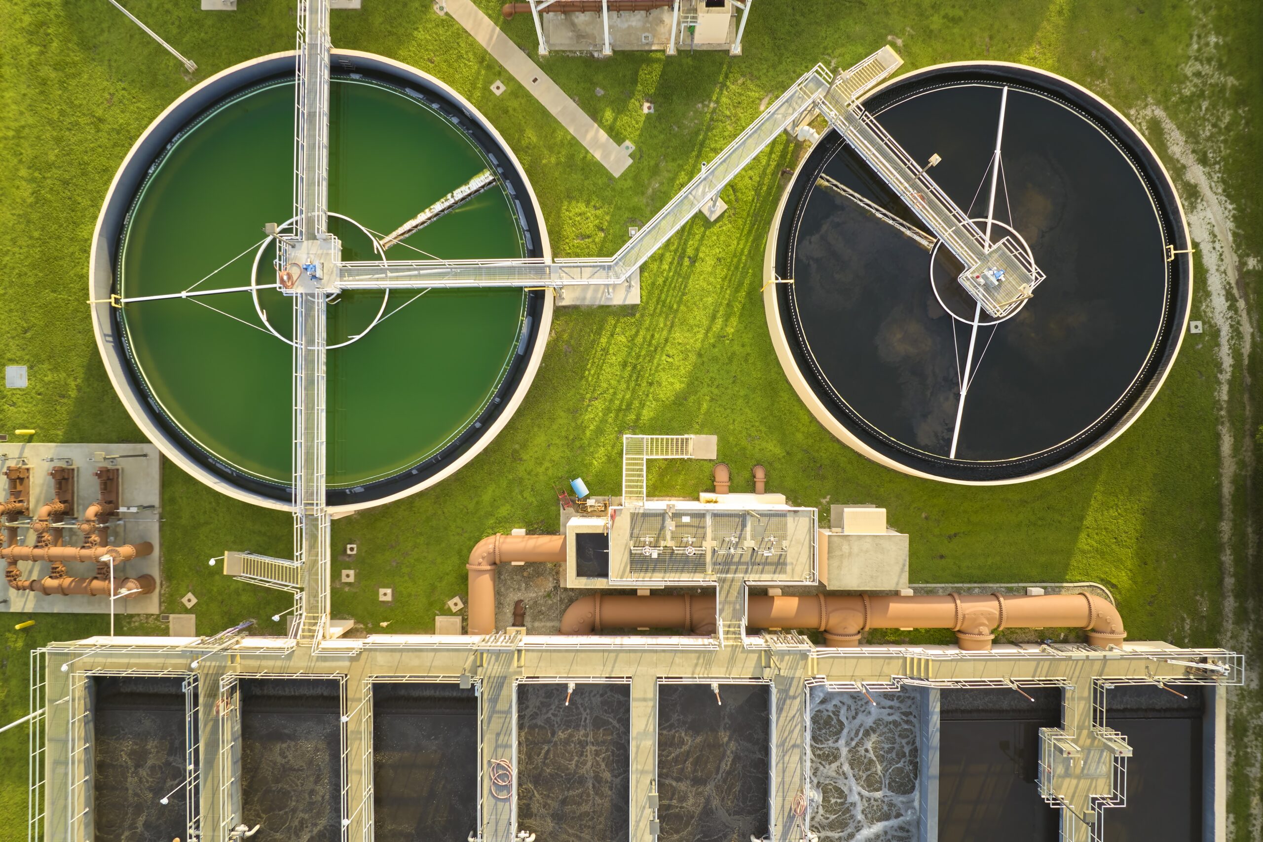 Kentsel atık su arıtma tesisindeki modern su temizleme tesisinin havadan görünümü. İstenmeyen kimyasalların, askıda katıların ve gazların kirlenmiş sıvıdan uzaklaştırılması işlemi.