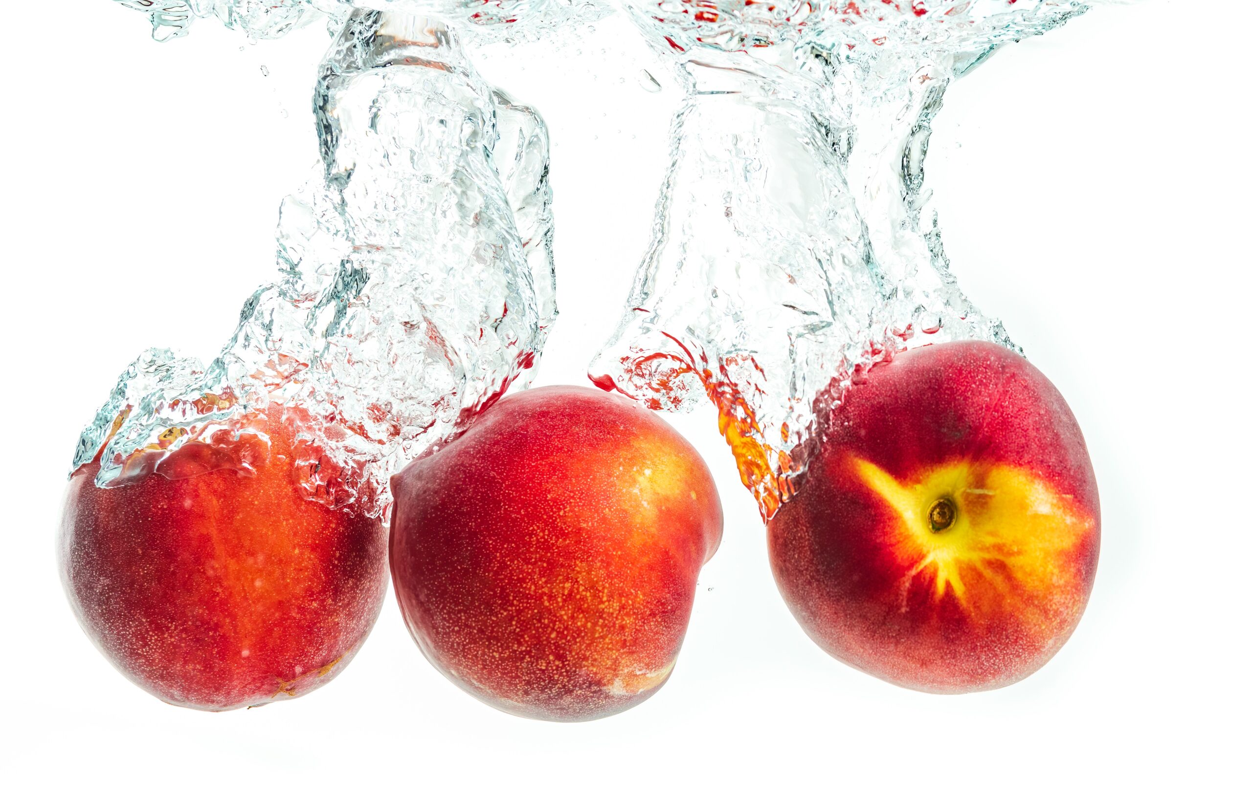 Nektari meyvelerinin suya atılma düşme anı ve görüntüsü su sıçraması