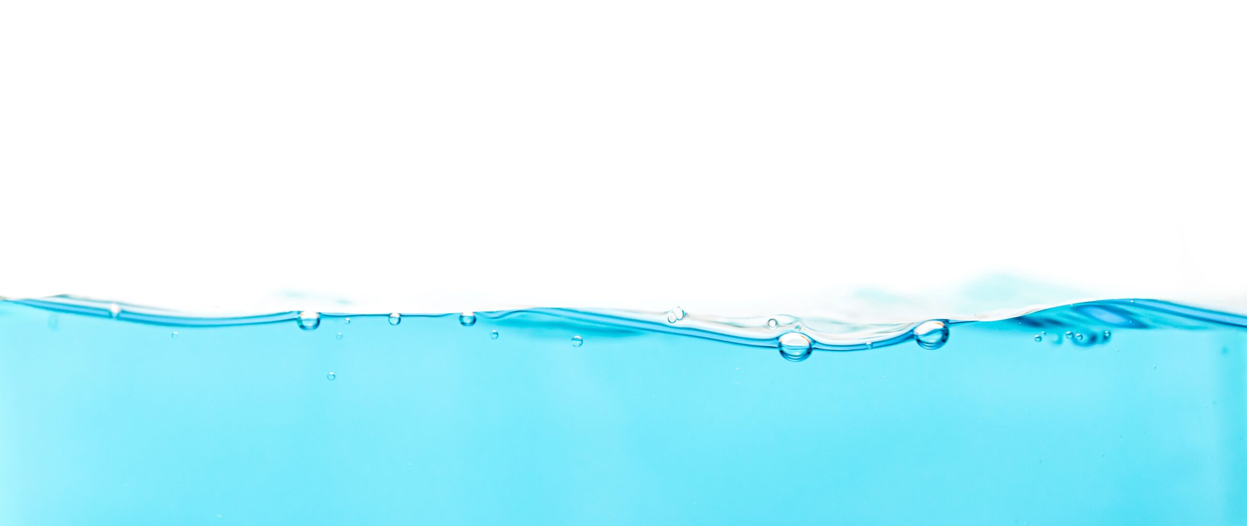 Açık mavi su dalgası ve su baloncuğu üst beyaz yazma alanı