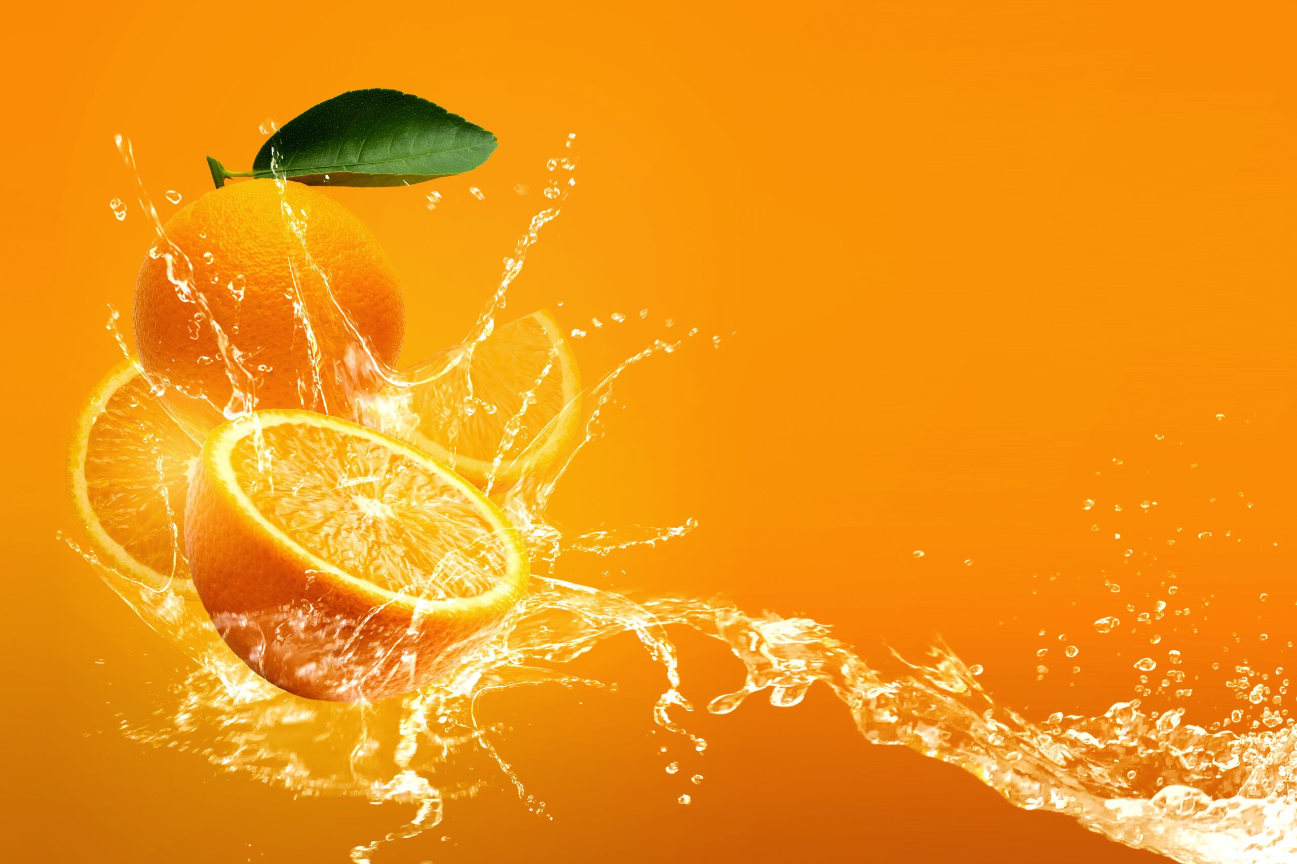 Taze dilimlenmiş portakalın su sıçraması