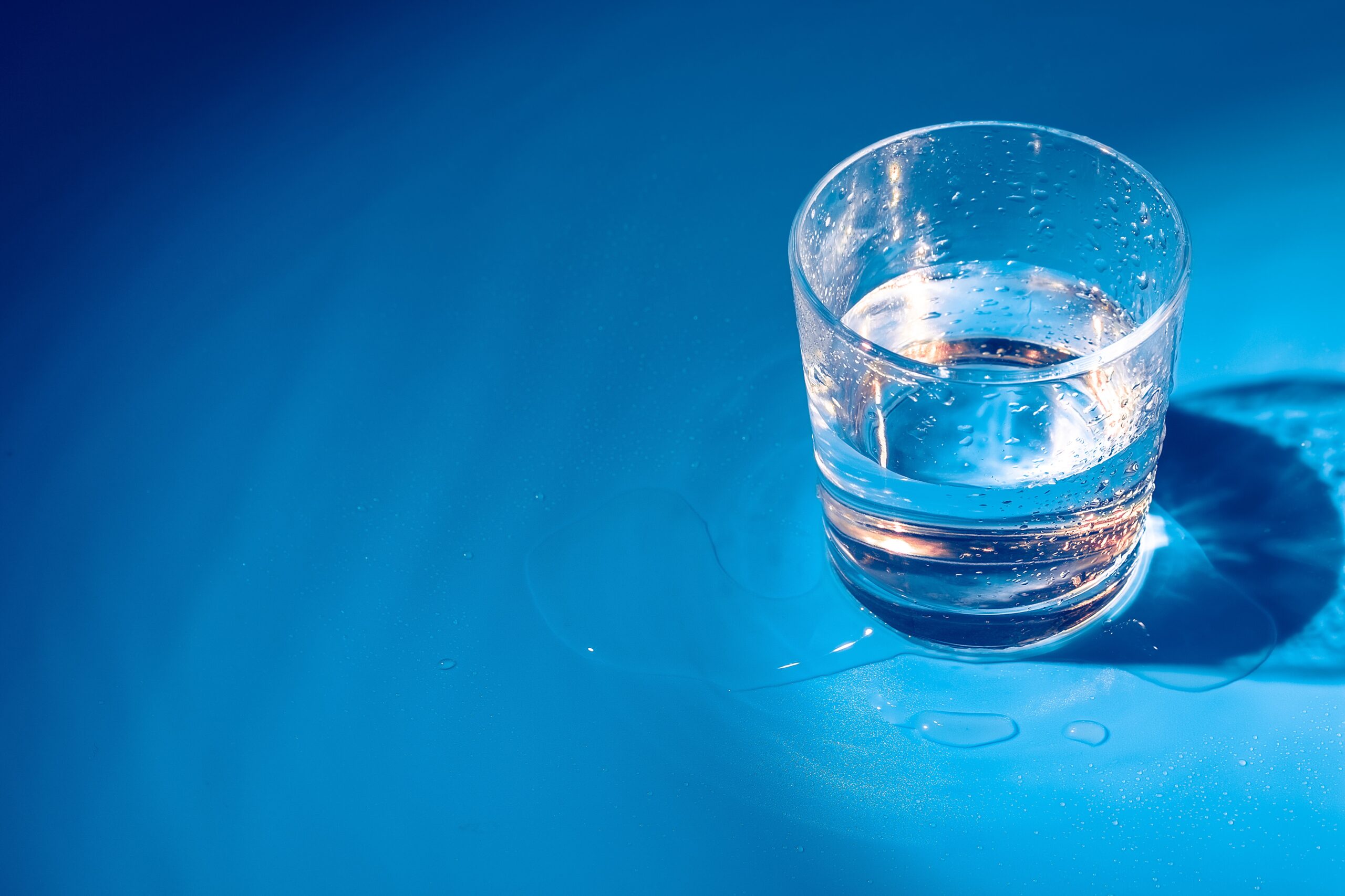 Mavi Arka Plan Su Bardağı Su Resimleri