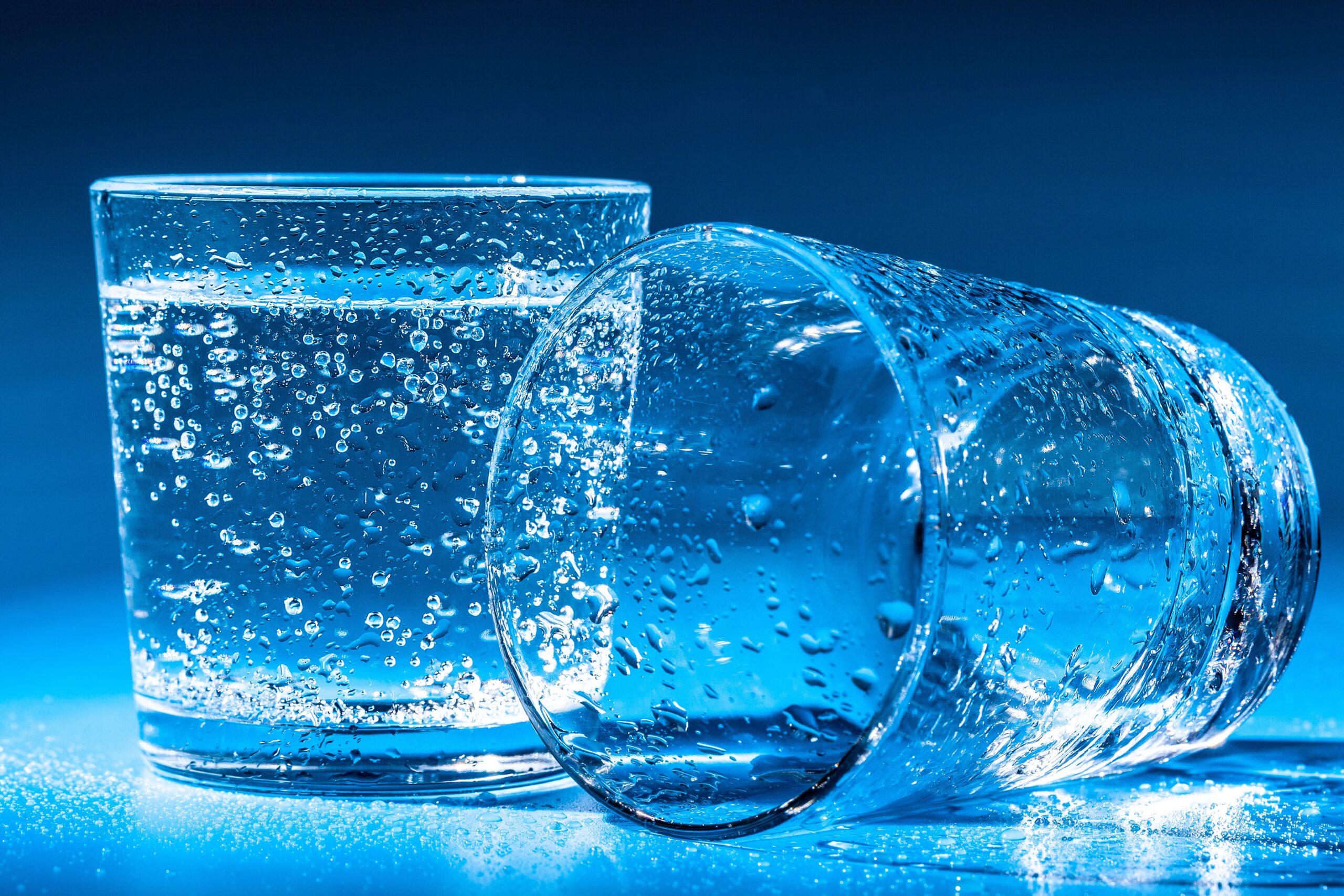 Mavi Arka Plan Su Bardağı Su Resimleri