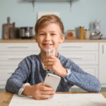 Su İçen Erkek Çocuk