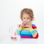 Su İçen Kız Çocuk